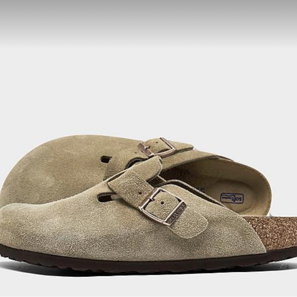 Brand new in box
Tan suede men’s Birkenstocks Clogs
Size 45!!
